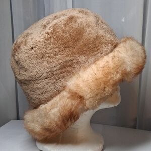 Vintage Saks Fifth Avenue Warm Beige Shearling Fur Hat Made In Italy Size 21 5in